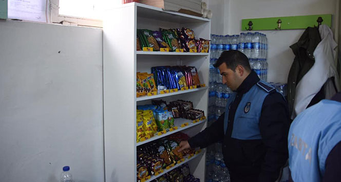 Hala satılan şırınga çikolatalara zabıta el koydu