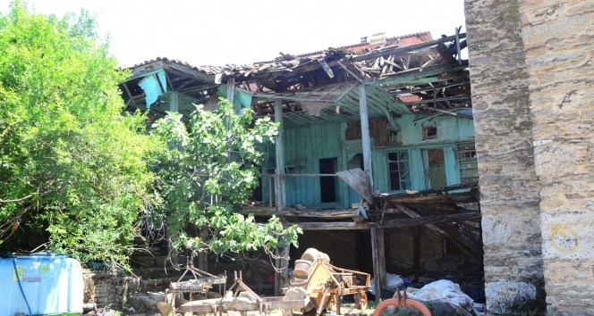 Tarihi konak çürümeye terk edildi