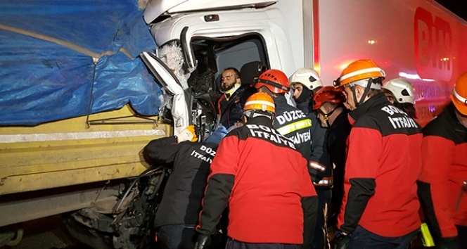 Boludağı Tünel çıkışında kamyon tıra arkadan çarptı, sürücü sıkıştı