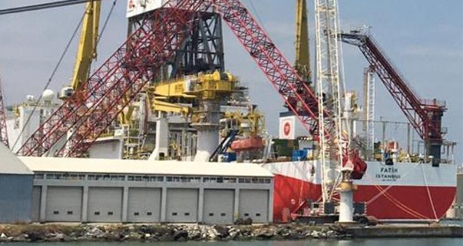 Fatih Sondaj Gemisi’nin kulelerinin montajı tamamlandı, dev vincin sökümüne başlandı