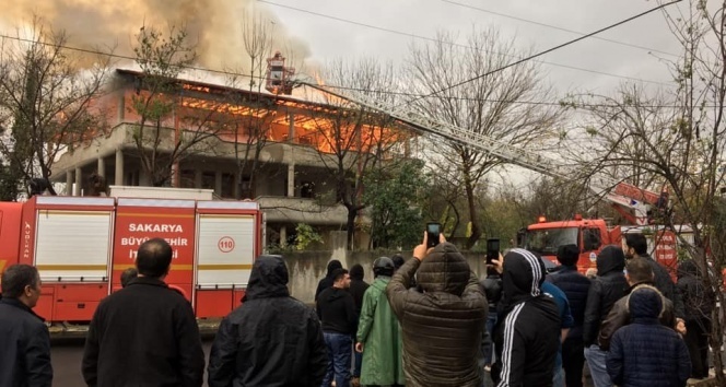 Sakarya’da çıkan yangında çatı katı alev alev yandı