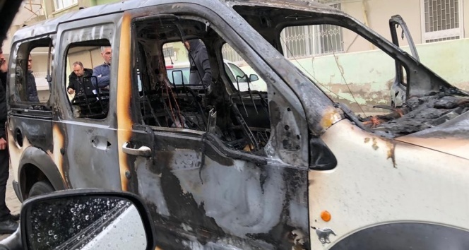 Park halindeki araç alev topuna döndü!