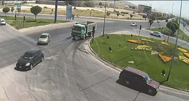 Otomobilin metrelerce kaydığı anlar kamerada