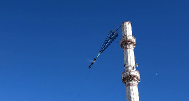 Minare kubbesinin yıkılma anı İHA kamerasında