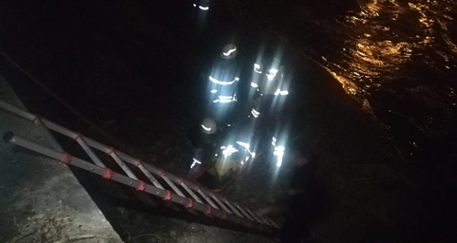 İzmir’de dereye düşen kadını itfaiye kurtardı