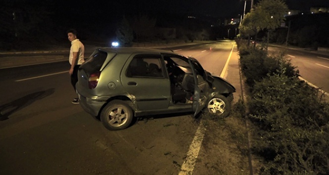 Tartıştığı erkek arkadaşı direksiyonu kırınca kaza yaptılar