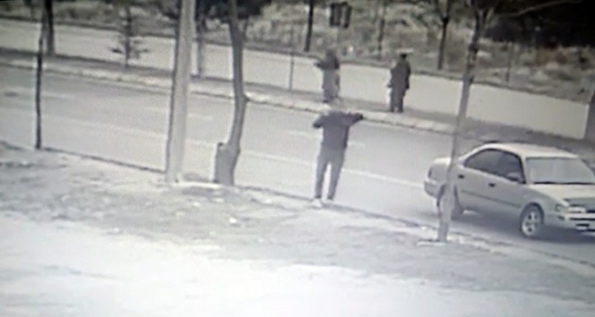 Yolda yürürken rüzgarın uçurduğu tahtanın altında kaldı