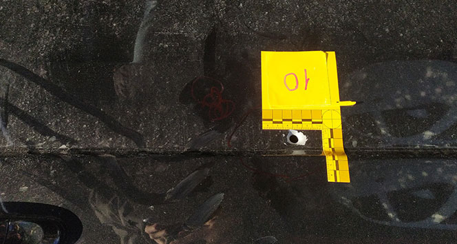 Ambulansın önünü kesip, çatışmada vurulan arkadaşını bindirdi