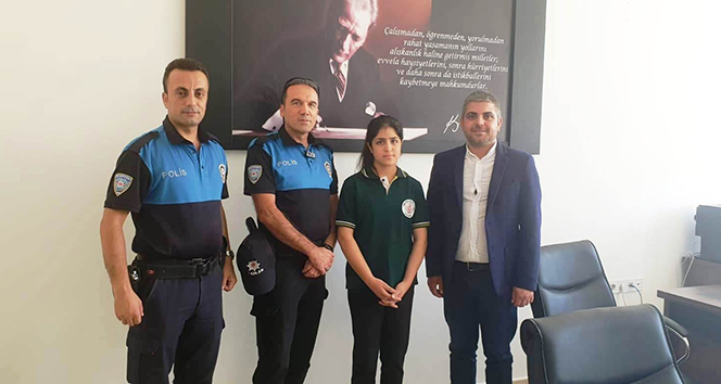 Okula gitmek isteyen kız öğrenciye polisler sahip çıktı