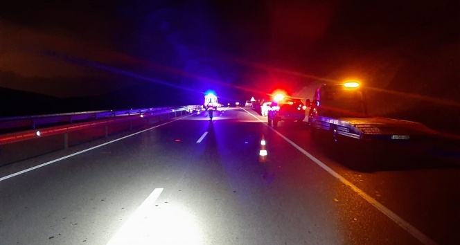 Lastiği patlayan motosiklet park halindeki aracın kapısına çarptı: 1 ölü