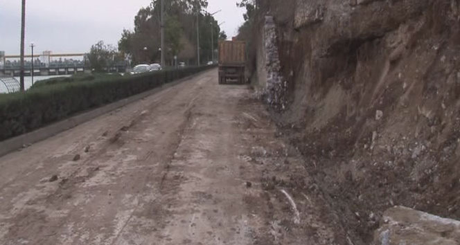 Adana şehir merkezinde heyelan