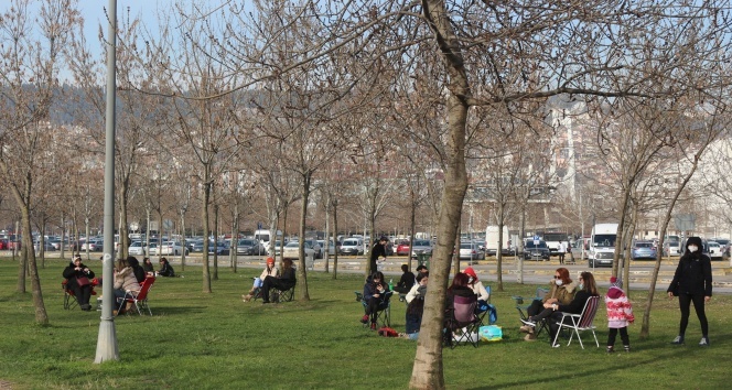 Kar yağışından ümidini kesen vatandaşlar sahilleri ve yeşil alanları doldurdu