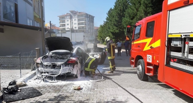 Seyir halindeki otomobil alevlere teslim oldu!