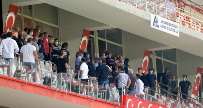 Protokol tribününde maç sonrası Sumudica gerginliği