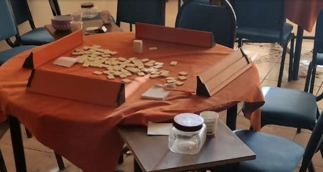 Kahvehaneyi kumar salonuna çevirdiler, polisten kaçmak için derin dondurucuya saklandılar