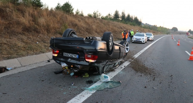 TEM’de lastiği patlayan otomobil takla attı: 4 yaralı!