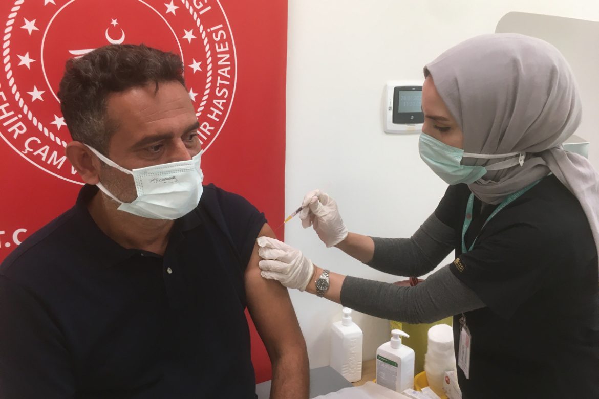 Annesini korona virüsten kaybetti tüm arkadaşlarını aşıya götürüyor